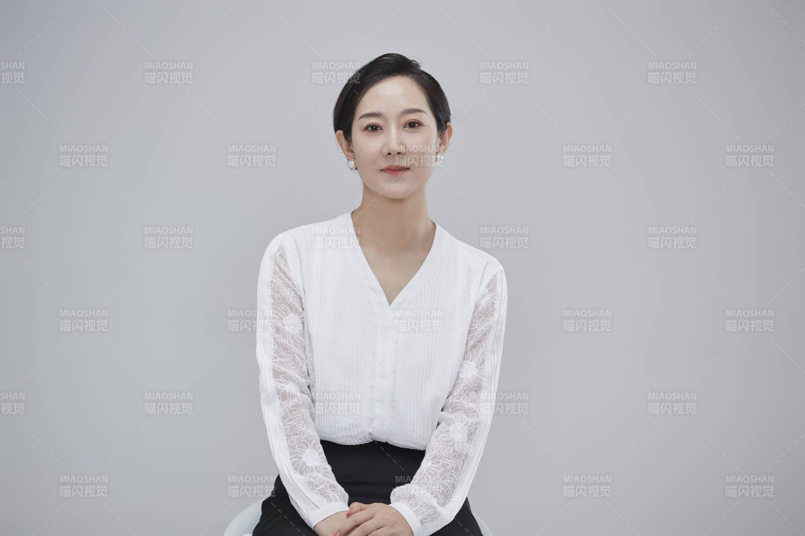 白色背景下職場職業成年女性經理人公關