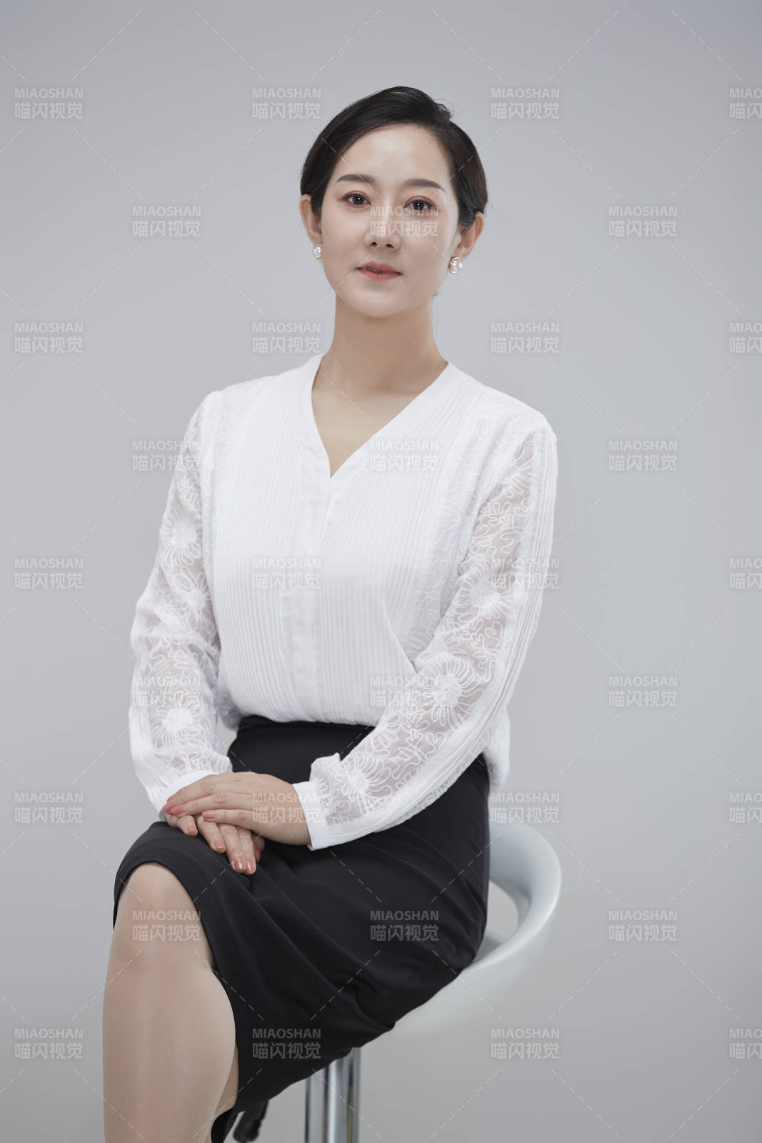 白色背景下職場職業(yè)成年女性經(jīng)理人公關