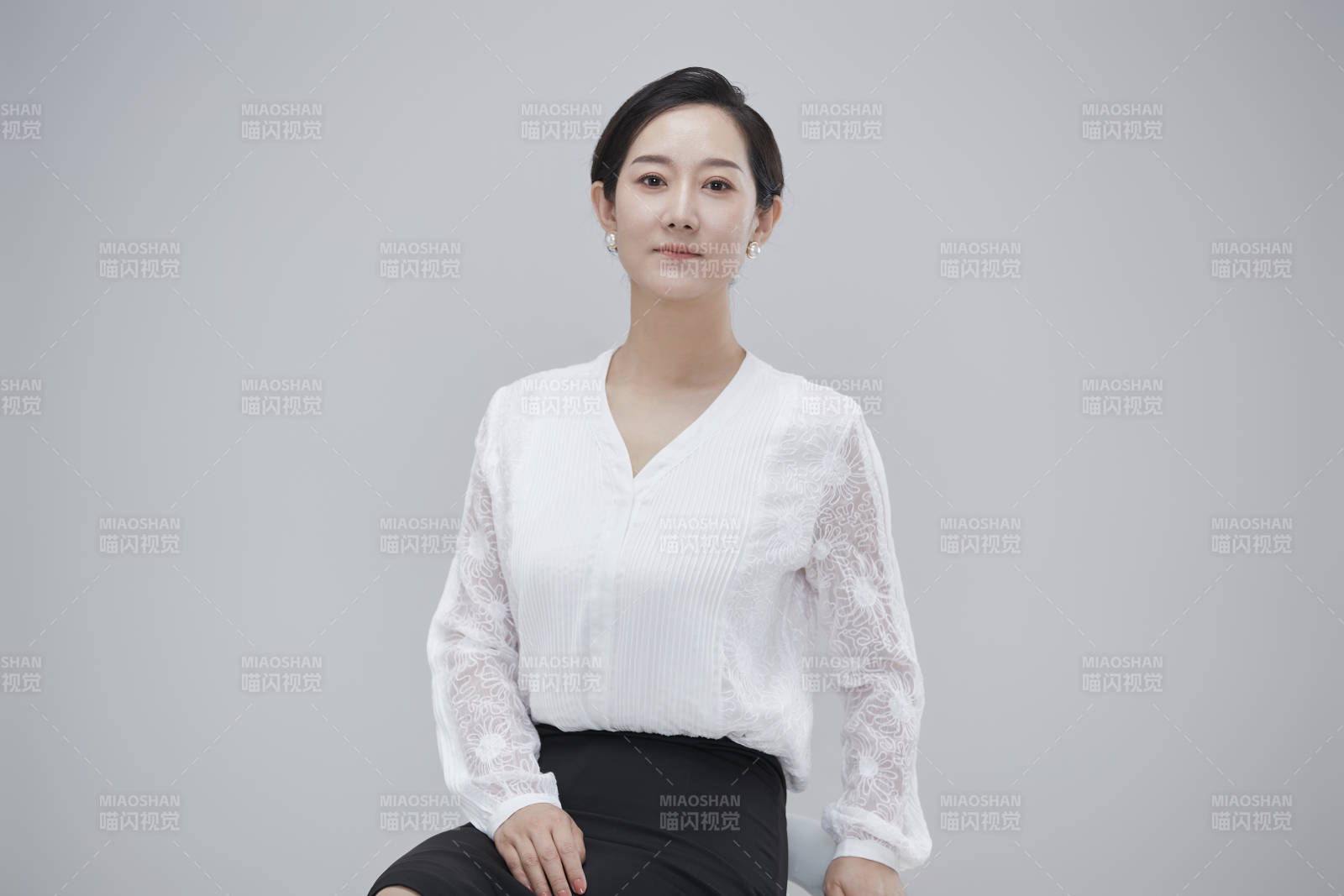 白色背景下職場職業成年女性經理人公關