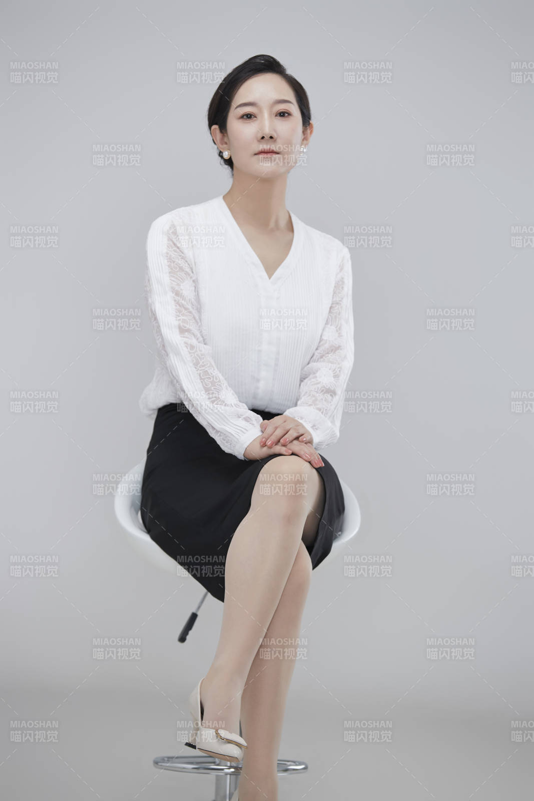 白色背景下職場職業(yè)成年女性經(jīng)理人公關(guān)