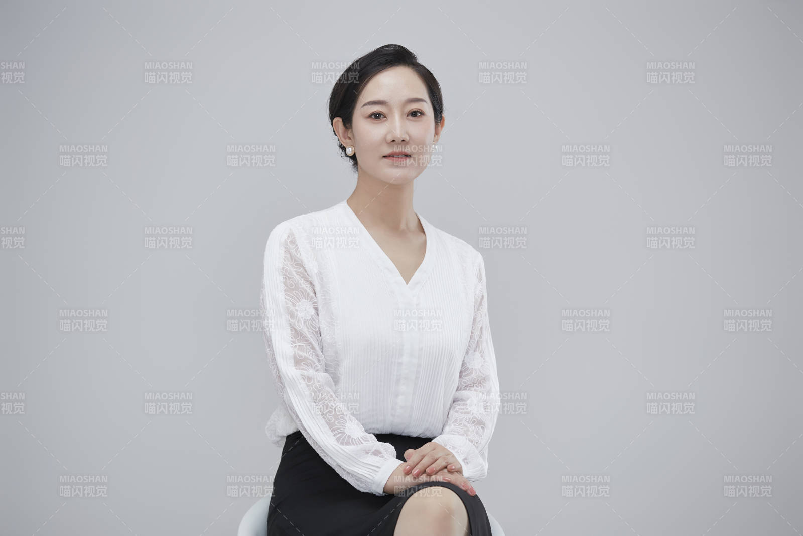 白色背景下職場職業(yè)成年女性經(jīng)理人公關