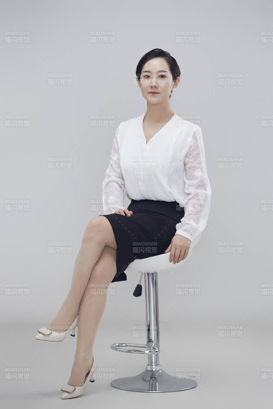 白色背景下職場職業成年女性經理人公關