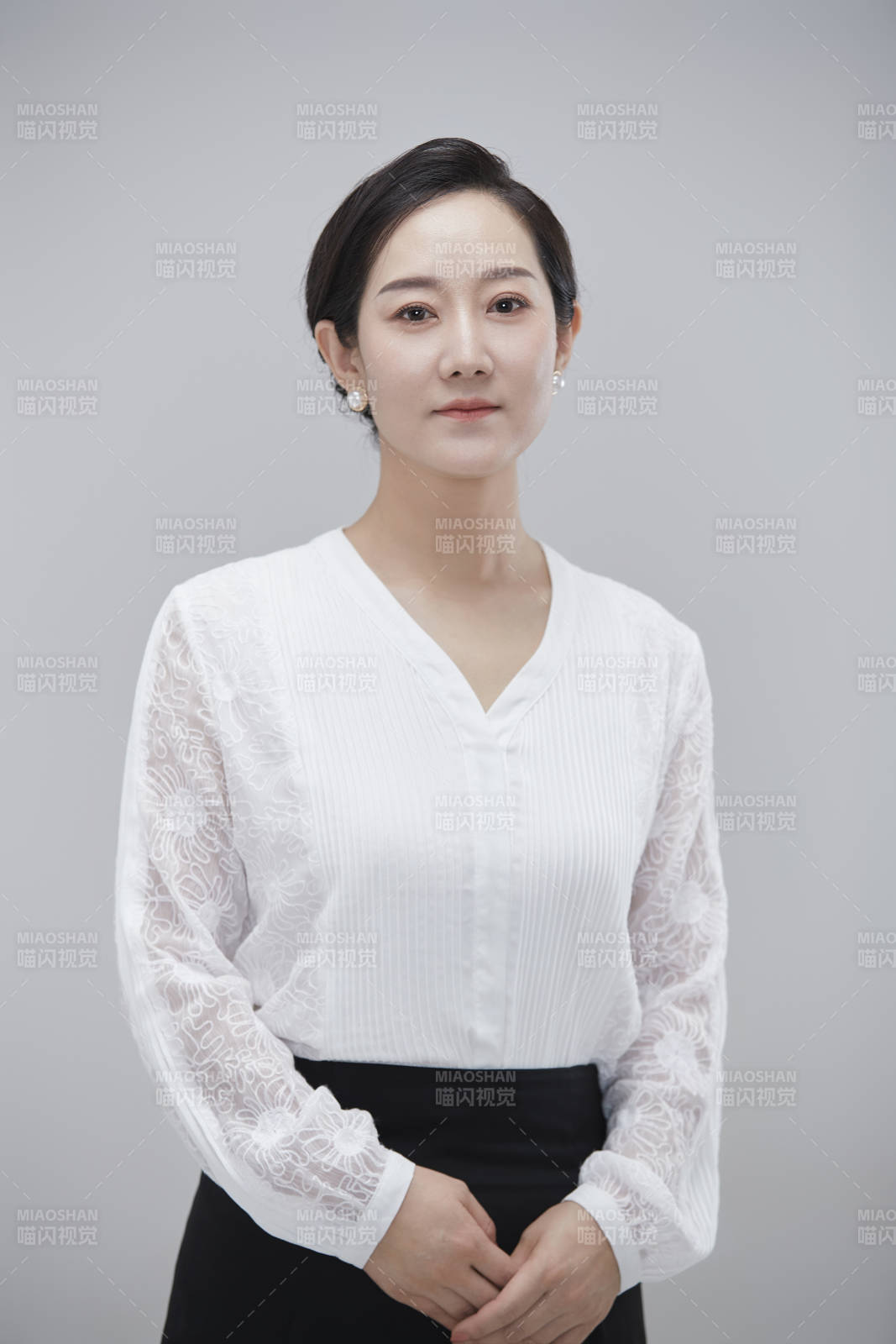 白色背景下職場職業成年女性經理人公關