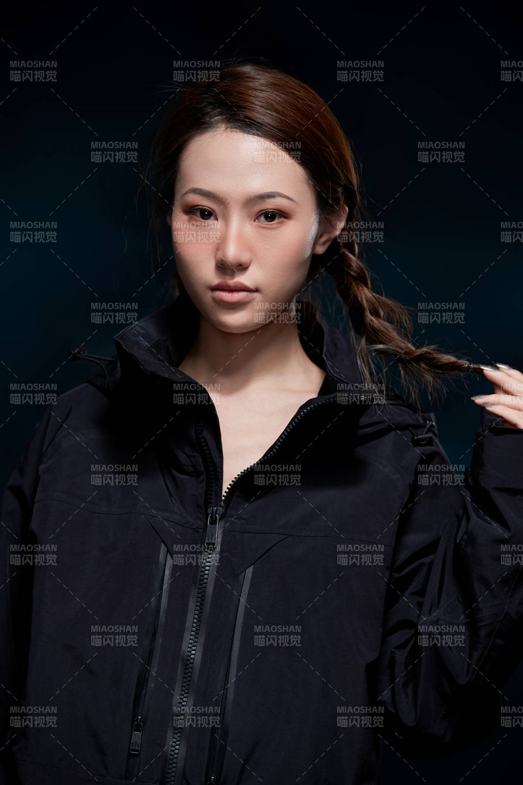 穿戴齊全單板滑雪裝備的亞洲美女