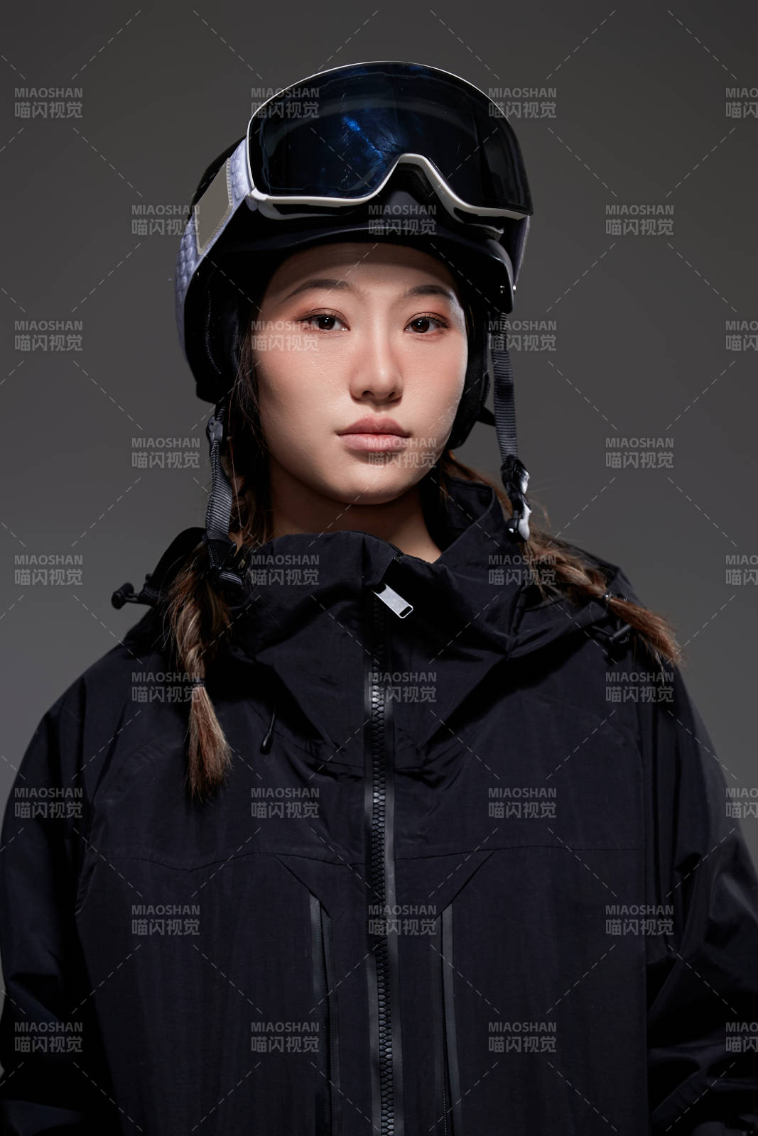 穿戴齊全單板滑雪裝備的亞洲美女