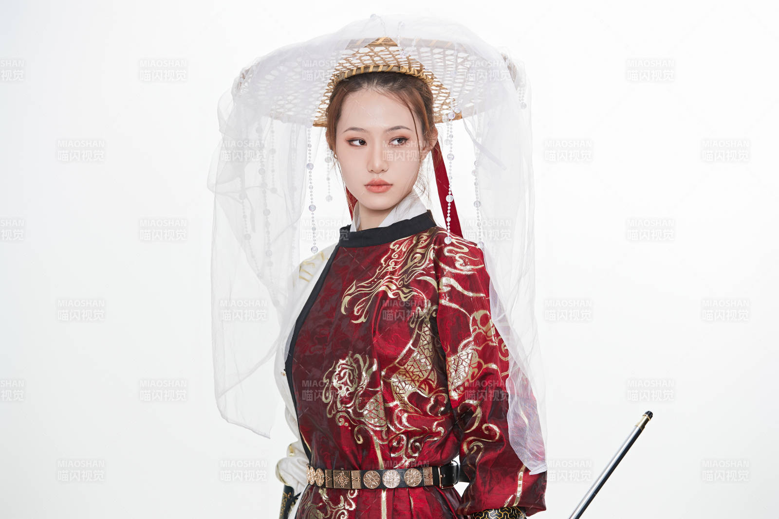 身穿武俠古風漢服英氣十足的亞洲美女