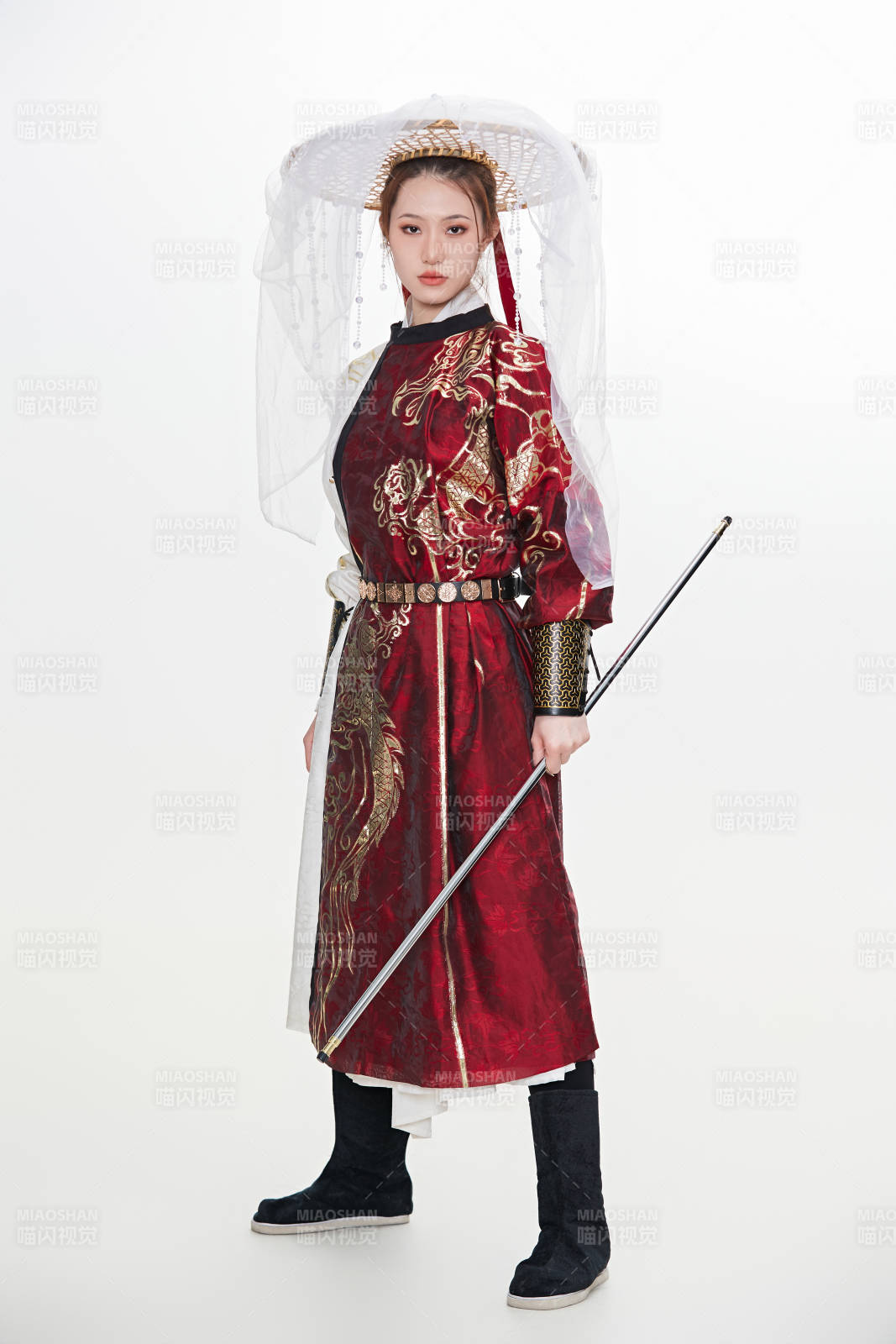 身穿武俠古風漢服英氣十足的亞洲美女