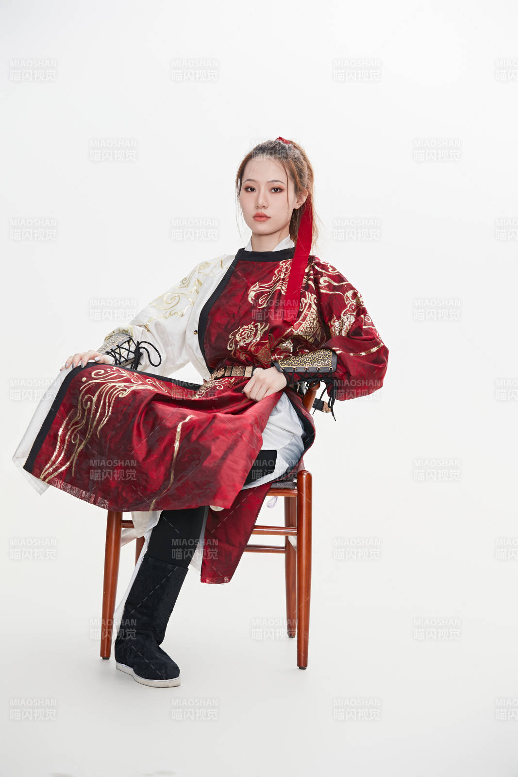 身穿武俠古風(fēng)漢服英氣十足的亞洲美女