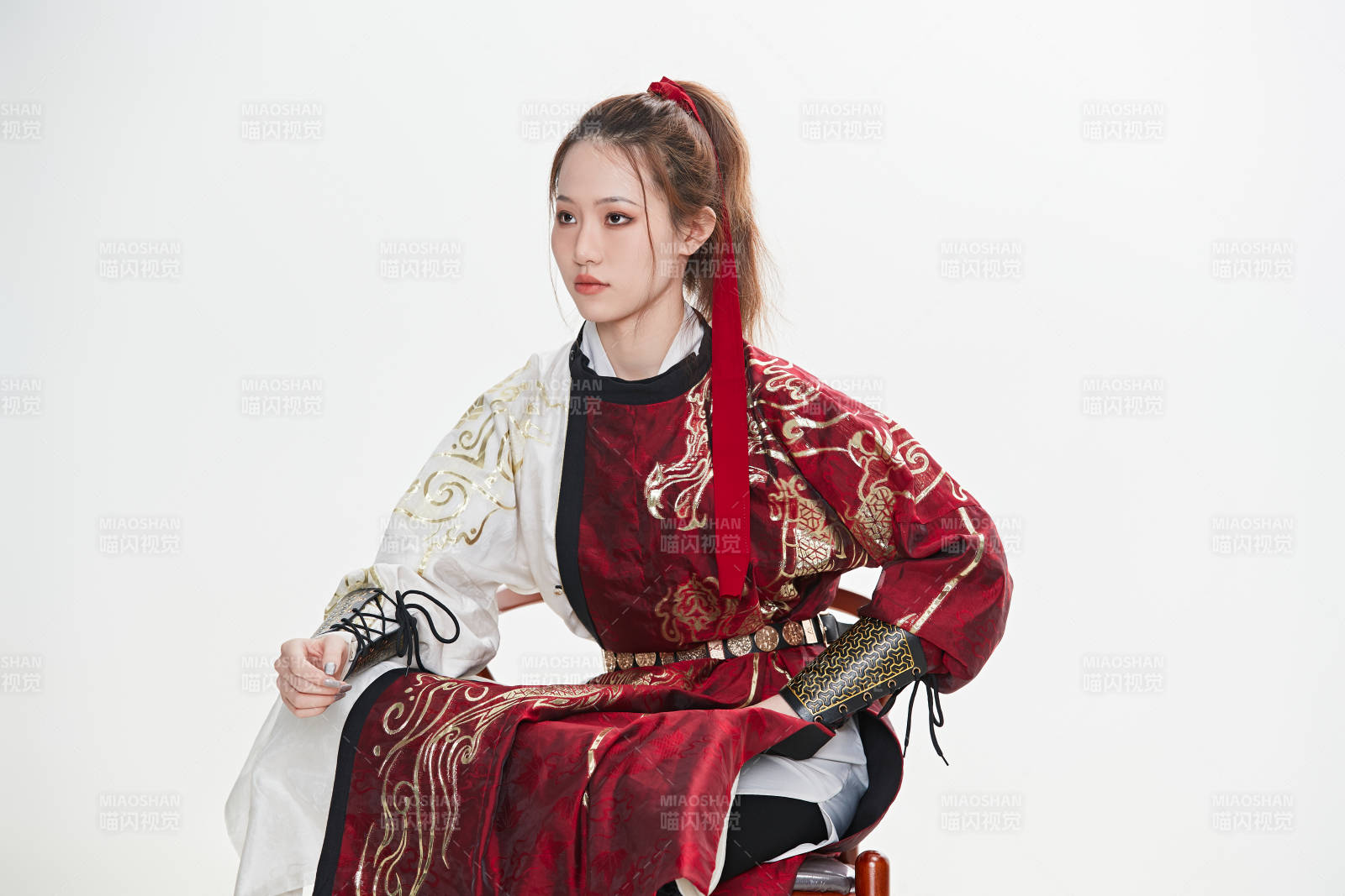 身穿武俠古風漢服英氣十足的亞洲美女