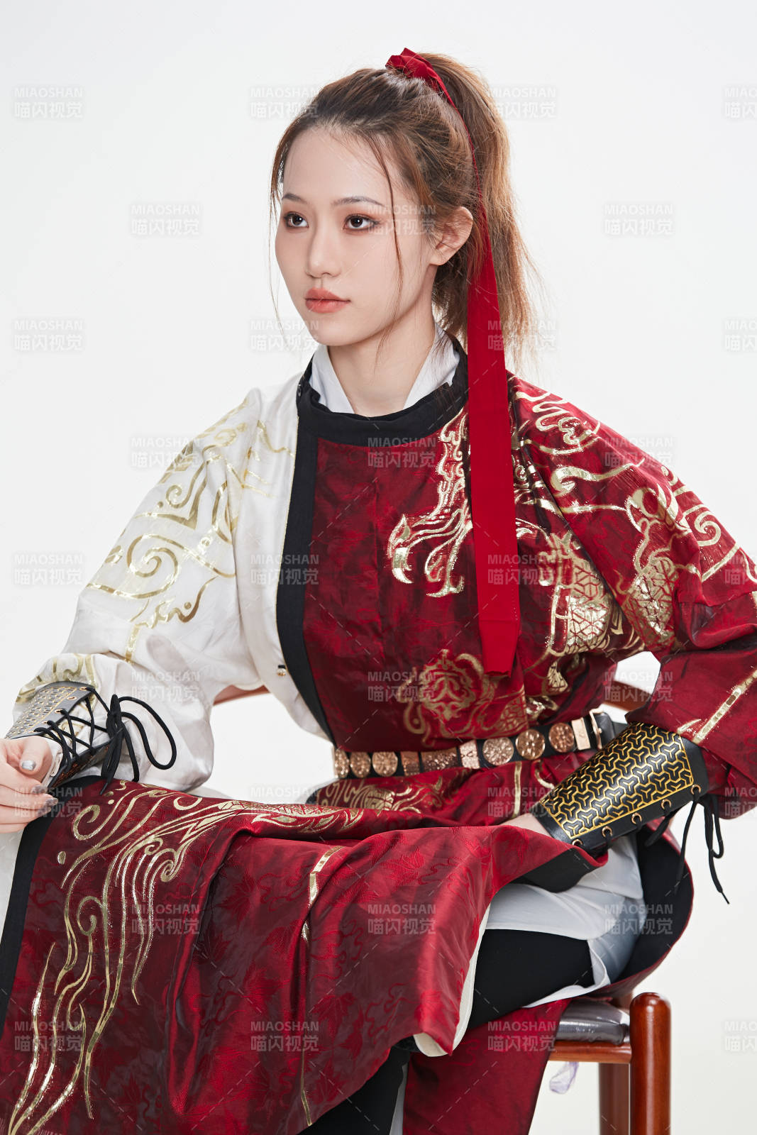 身穿武俠古風漢服英氣十足的亞洲美女