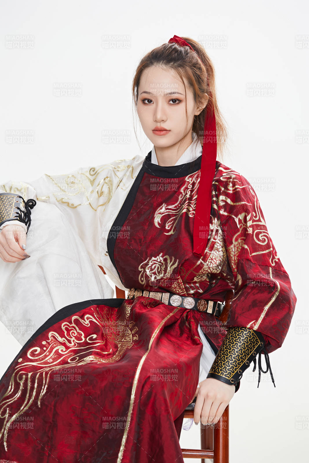 身穿武俠古風漢服英氣十足的亞洲美女