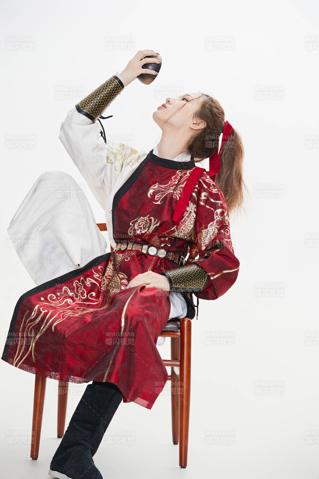 身穿武俠古風漢服英氣十足的亞洲美女