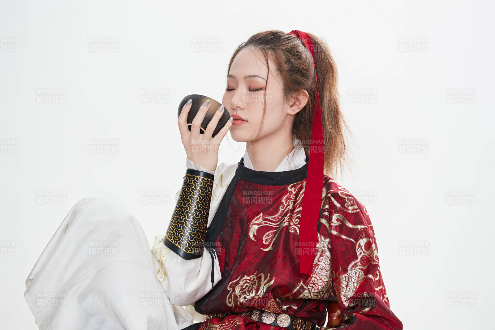 身穿武俠古風漢服英氣十足的亞洲美女