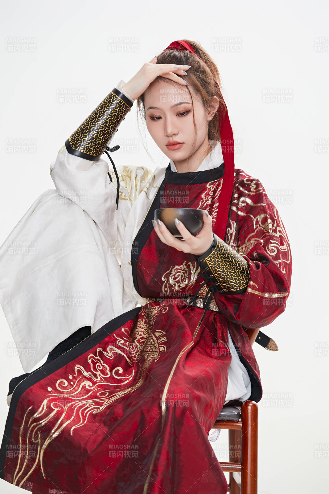 身穿武俠古風漢服英氣十足的亞洲美女