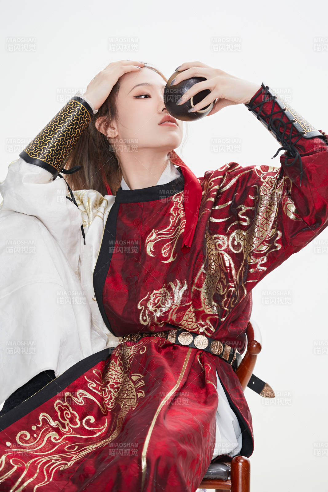 身穿武俠古風漢服英氣十足的亞洲美女