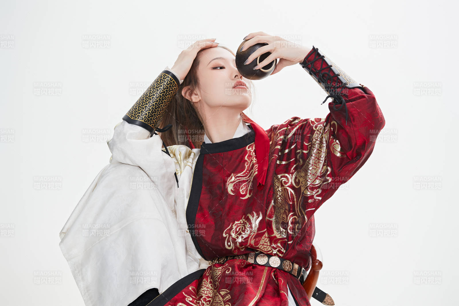 身穿武俠古風(fēng)漢服英氣十足的亞洲美女
