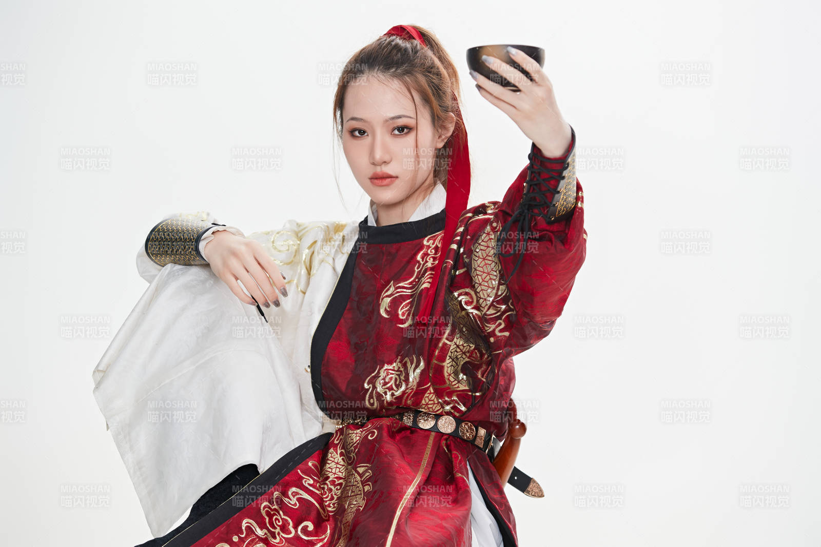 身穿武俠古風漢服英氣十足的亞洲美女