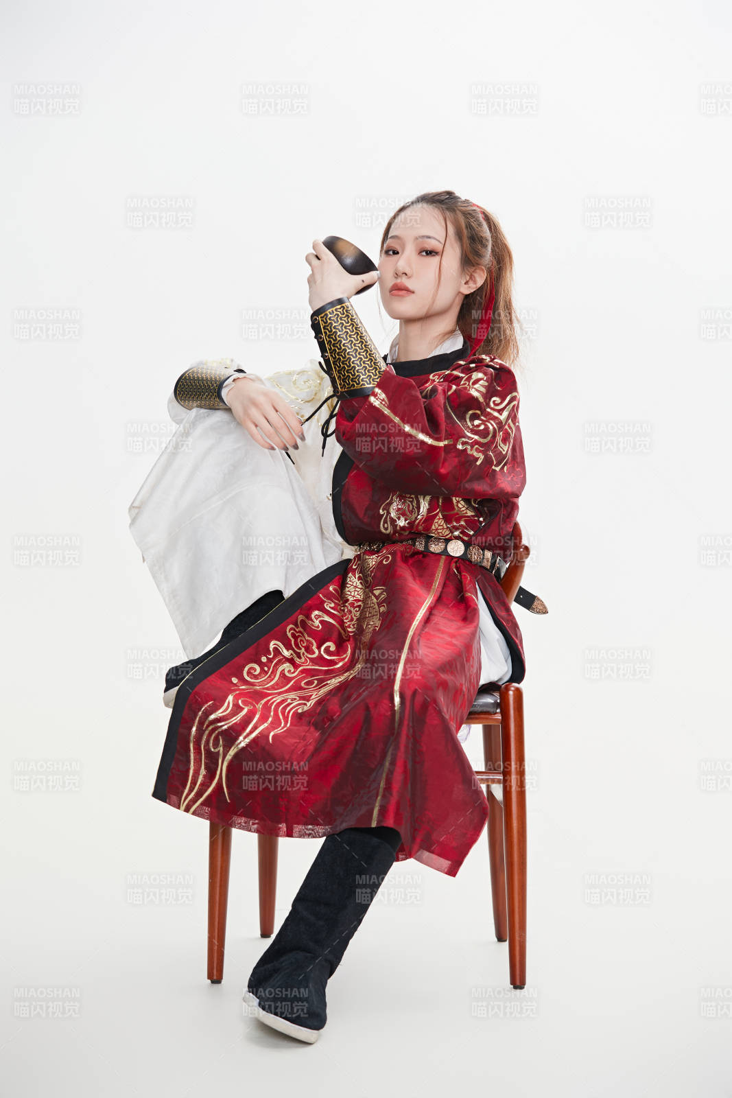 身穿武俠古風漢服英氣十足的亞洲美女