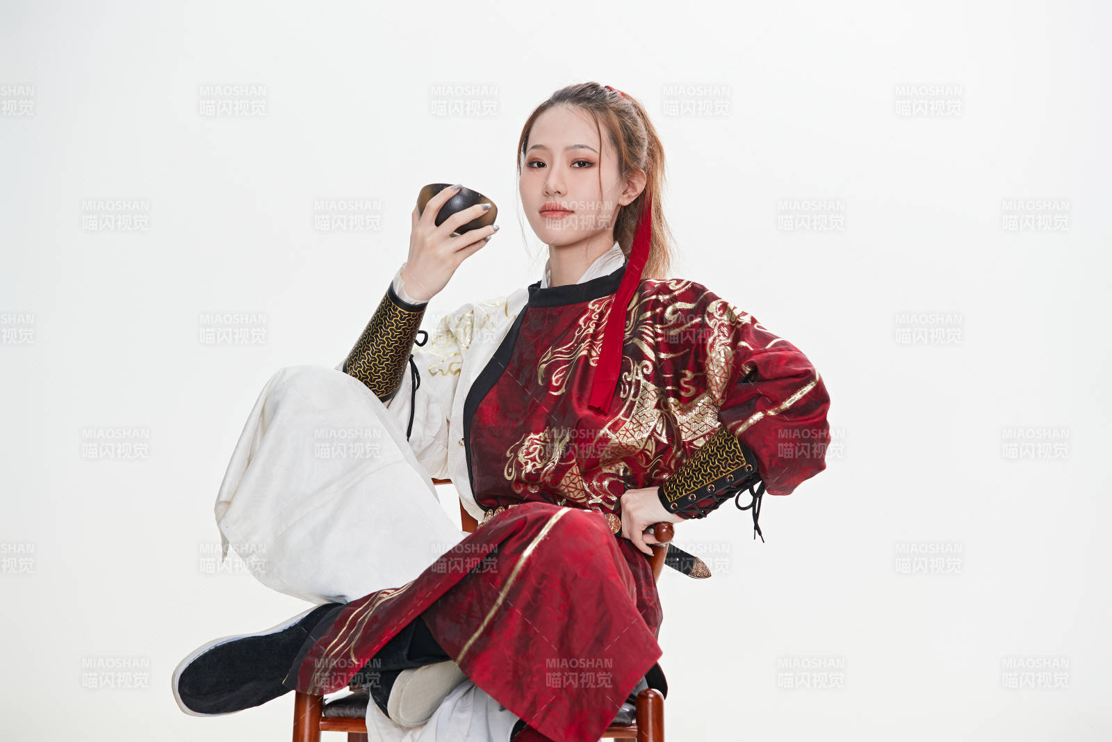 身穿武俠古風漢服英氣十足的亞洲美女
