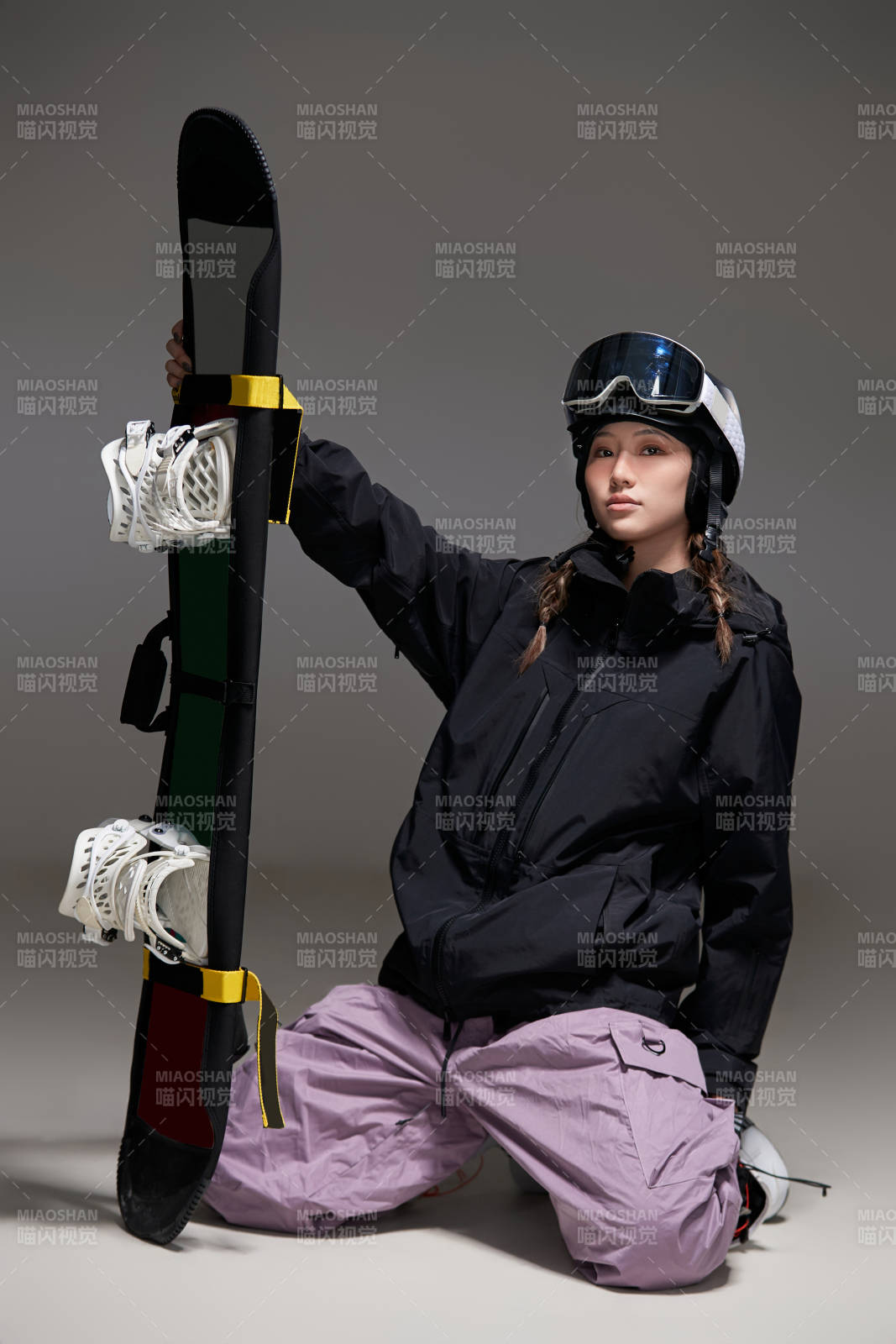 穿戴齊全單板滑雪裝備的亞洲美女