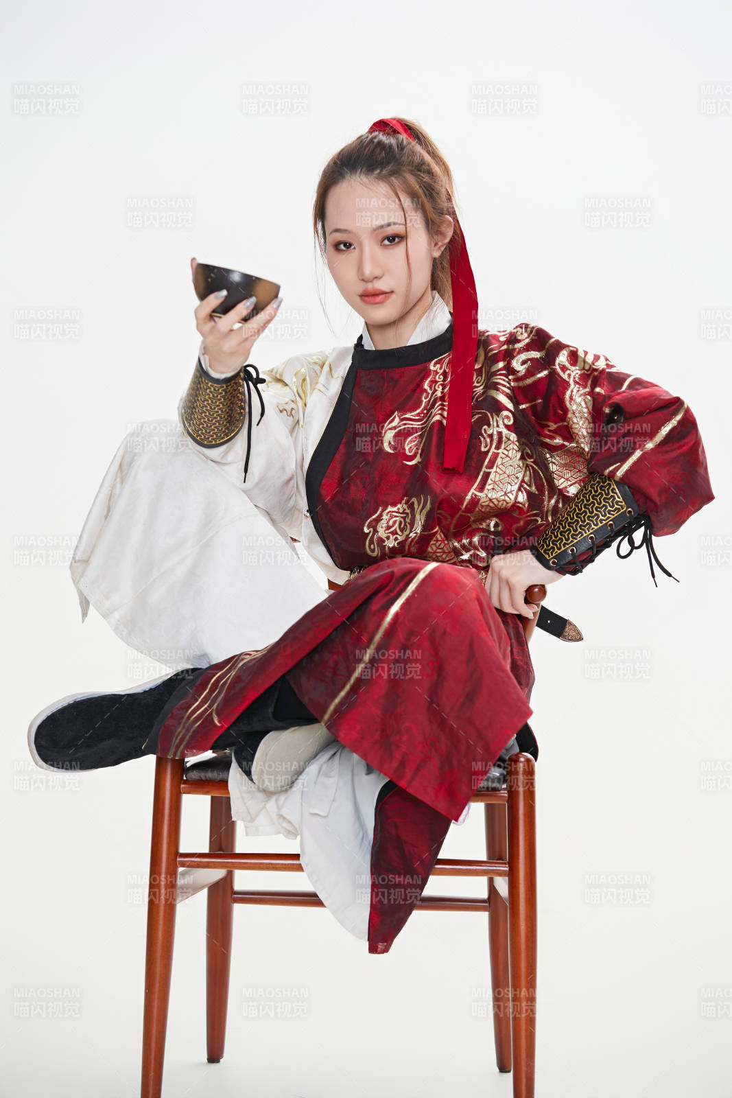 身穿武俠古風漢服英氣十足的亞洲美女