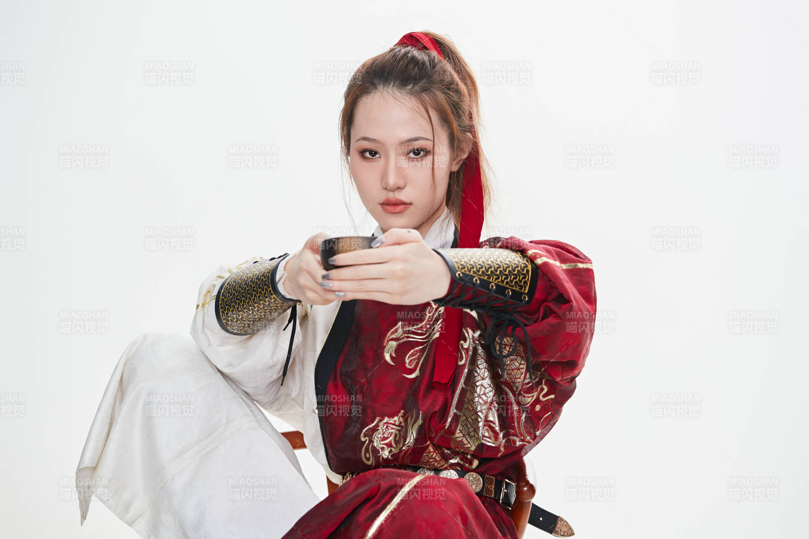 身穿武俠古風漢服英氣十足的亞洲美女