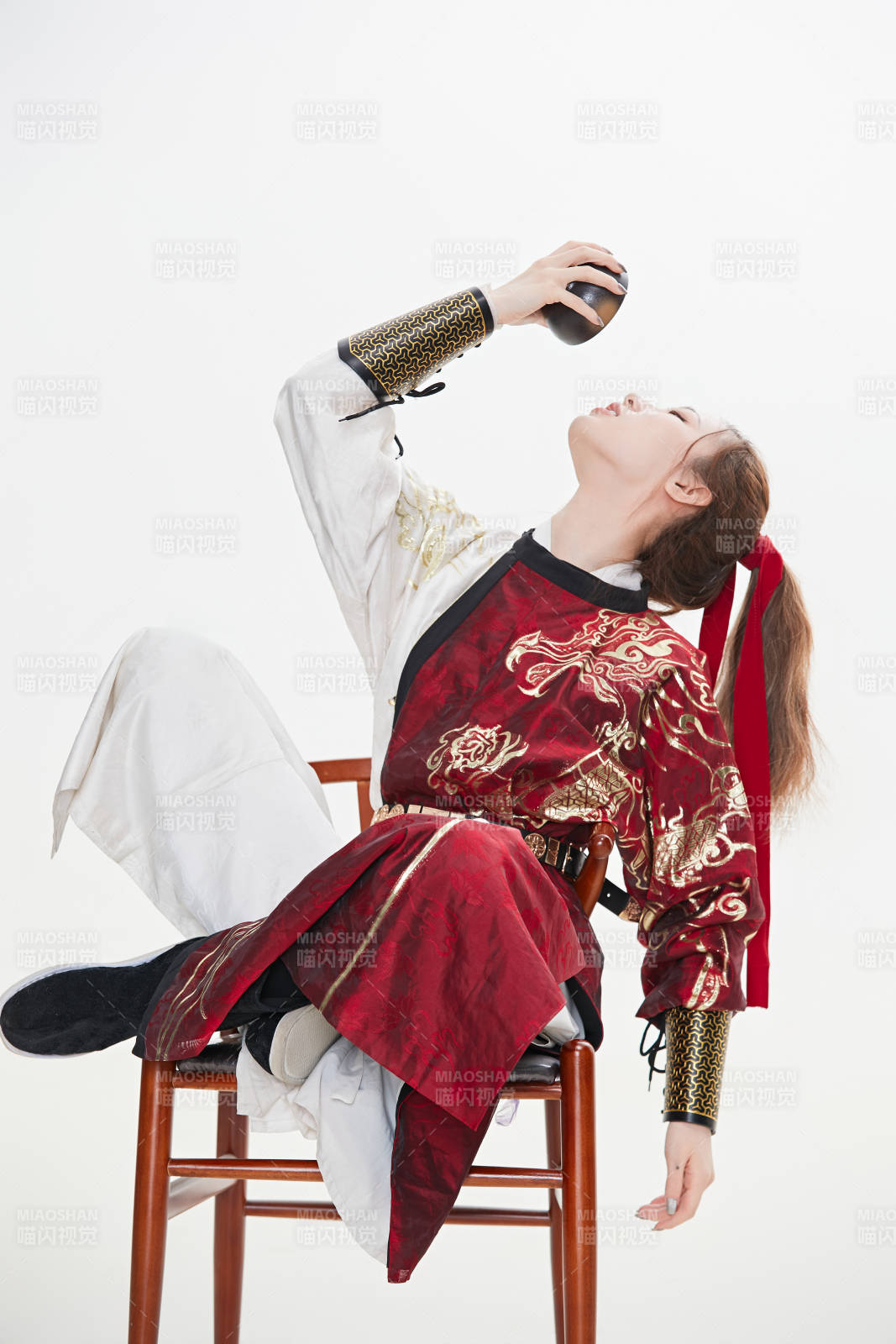 身穿武俠古風漢服英氣十足的亞洲美女