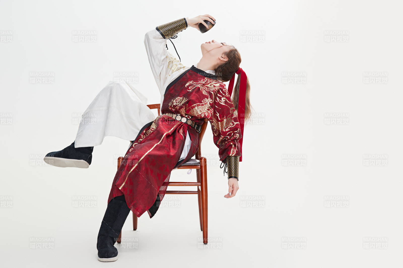 身穿武俠古風漢服英氣十足的亞洲美女