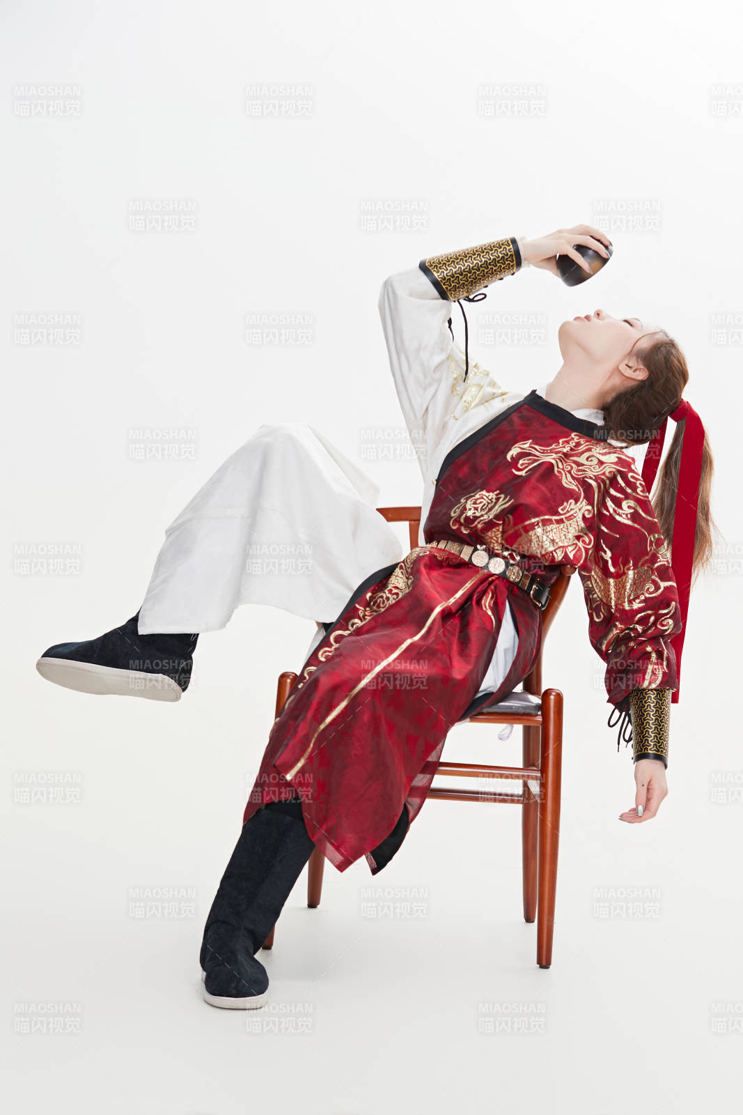 身穿武俠古風漢服英氣十足的亞洲美女