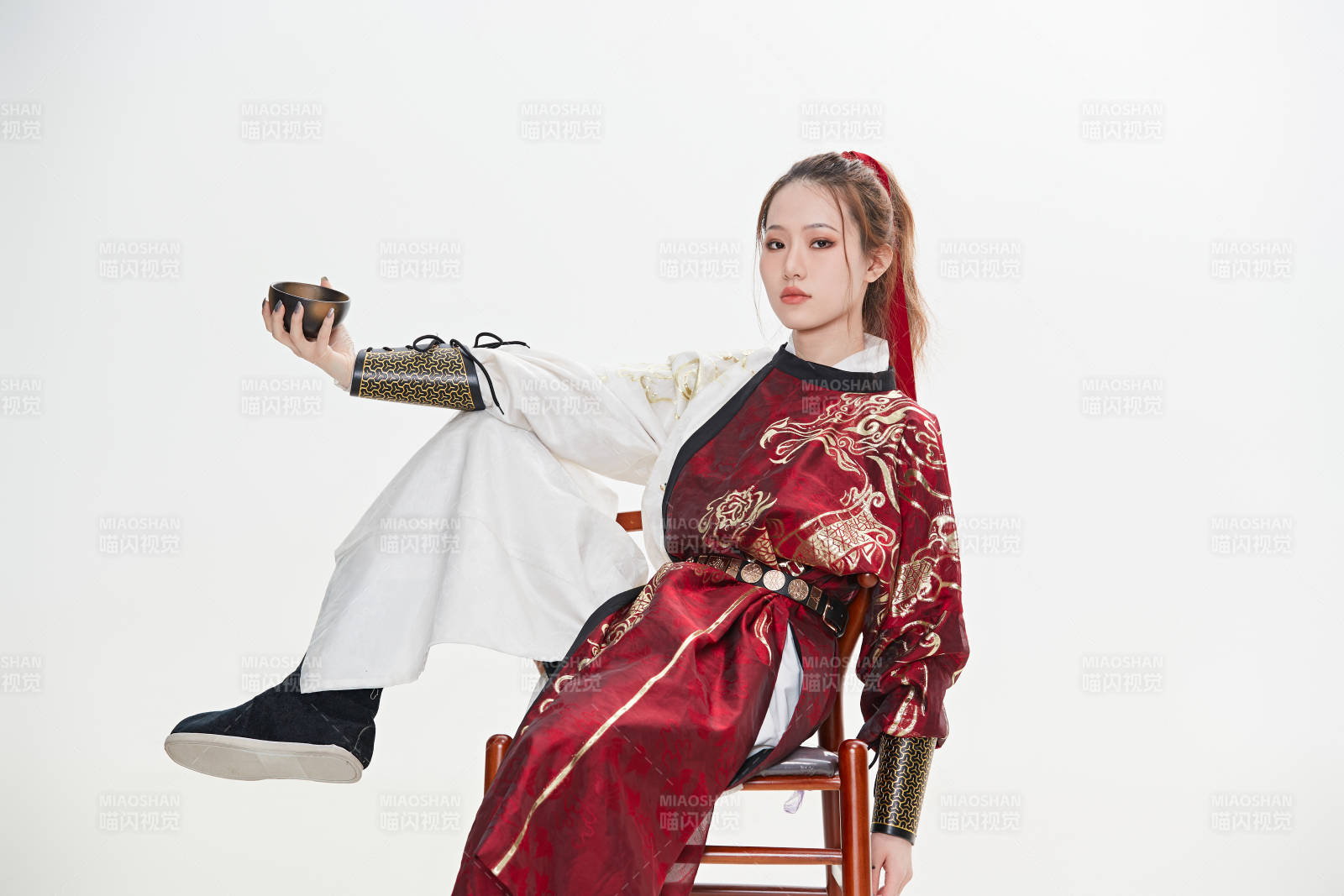 身穿武俠古風漢服英氣十足的亞洲美女