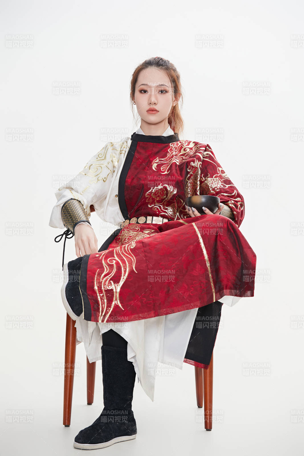 身穿武俠古風漢服英氣十足的亞洲美女