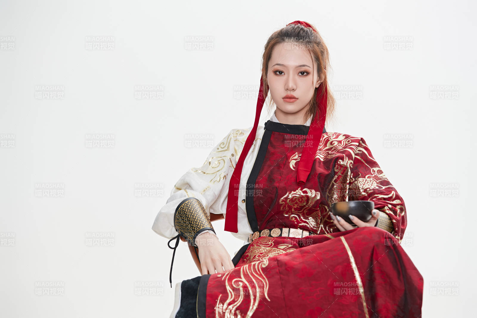 身穿武侠古风汉服英气十足的亚洲美女