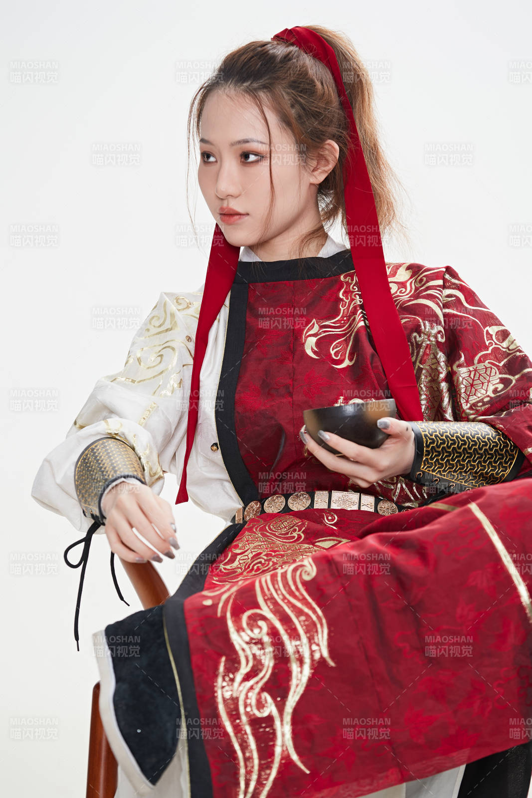 身穿武俠古風漢服英氣十足的亞洲美女