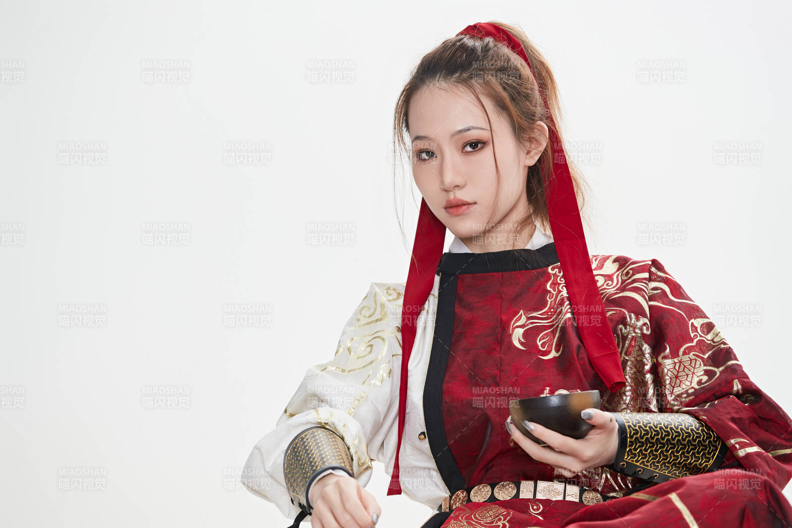 身穿武侠古风汉服英气十足的亚洲美女