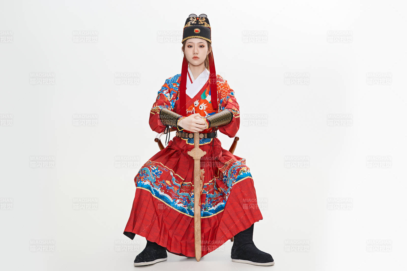 身穿明朝飛魚服英氣十足的亞洲美女