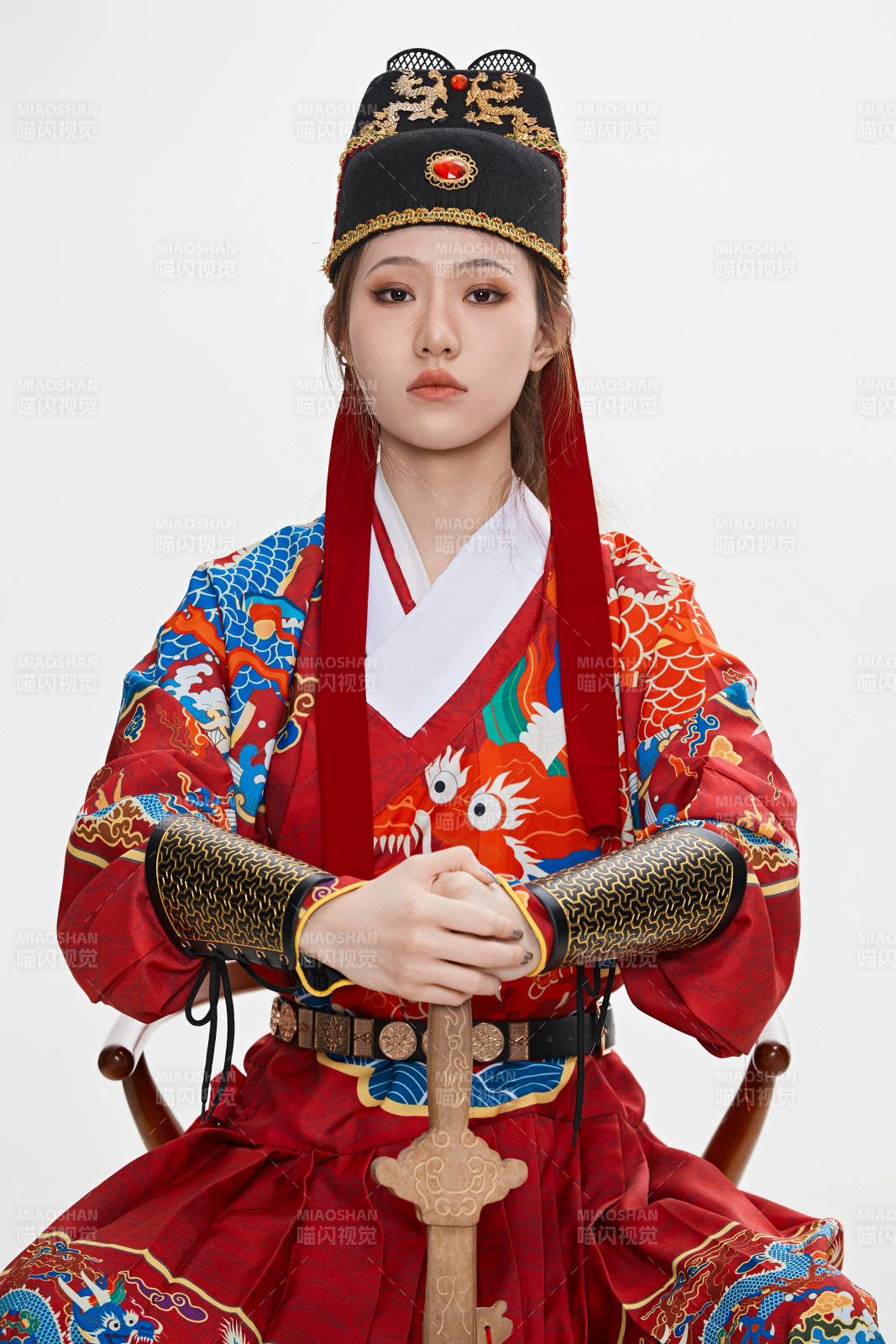 身穿明朝飛魚服英氣十足的亞洲美女