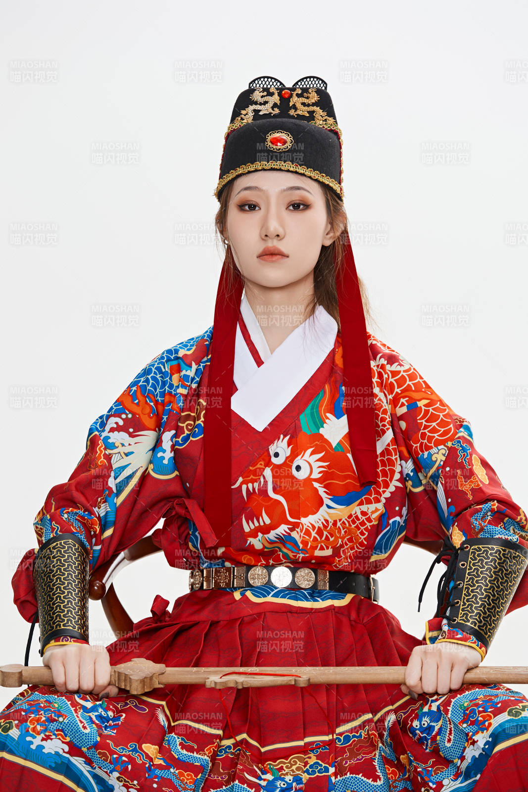 身穿明朝飛魚服英氣十足的亞洲美女