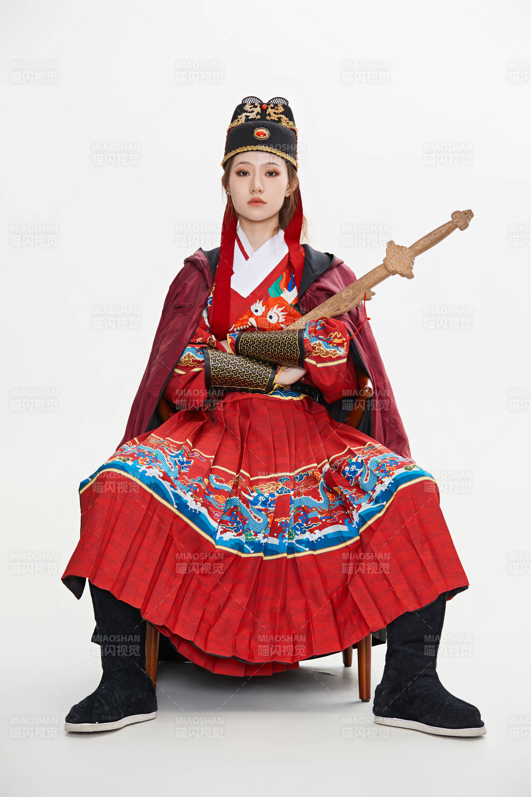 身穿明朝飛魚服英氣十足的亞洲美女