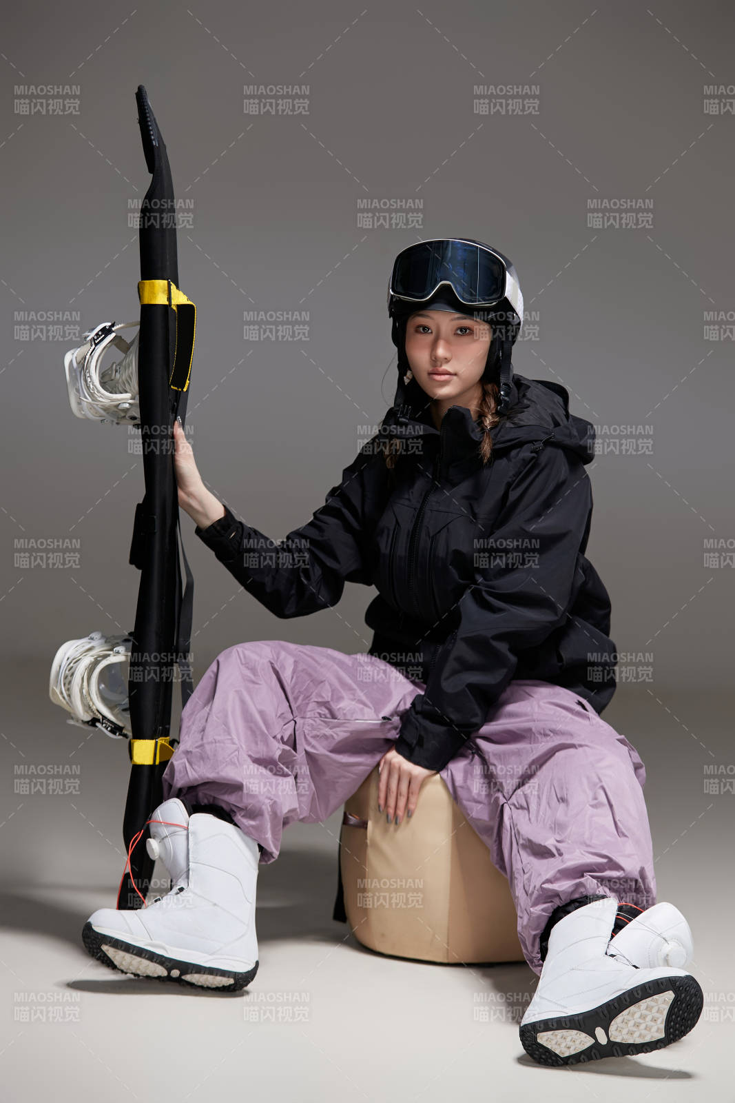 穿戴齊全單板滑雪裝備的亞洲美女