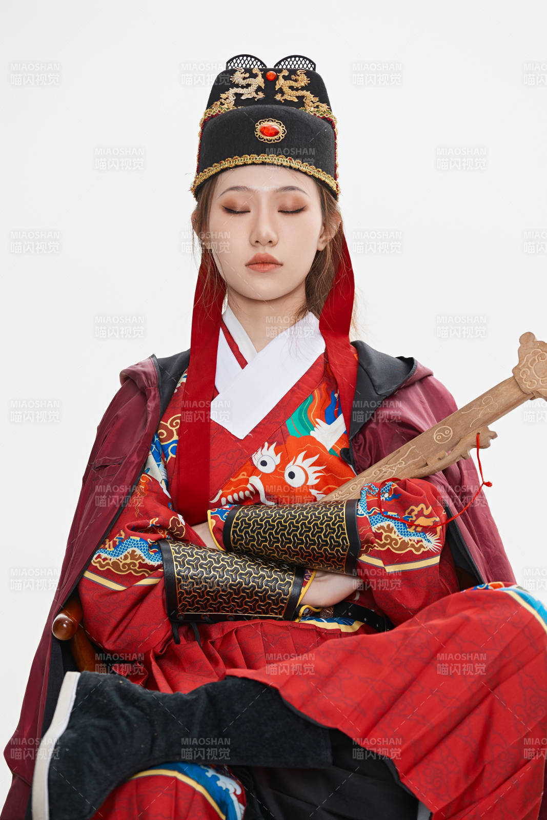 身穿明朝飛魚服英氣十足的亞洲美女