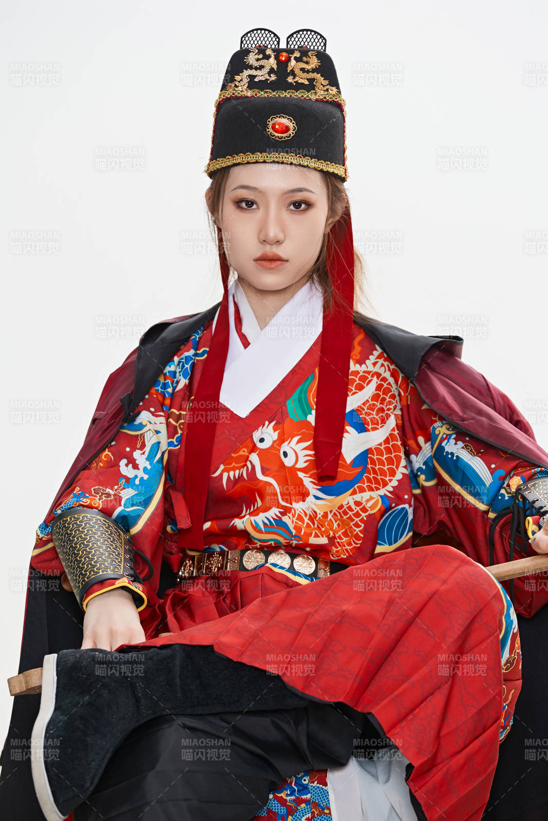 身穿明朝飛魚服英氣十足的亞洲美女