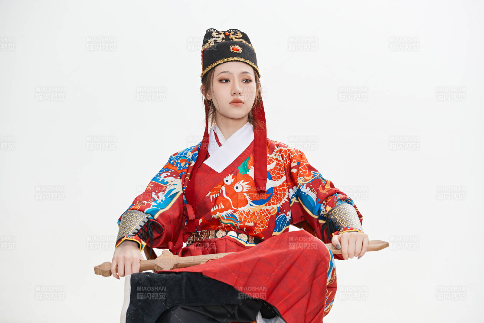 身穿明朝飛魚(yú)服英氣十足的亞洲美女