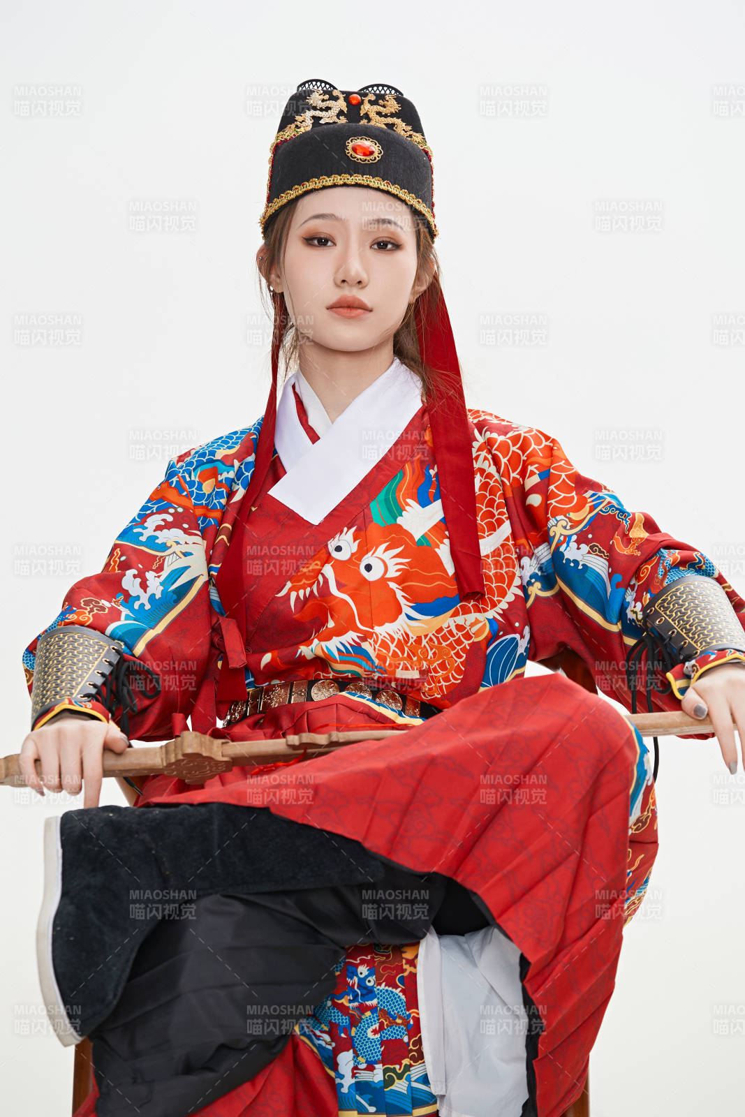 身穿明朝飛魚服英氣十足的亞洲美女