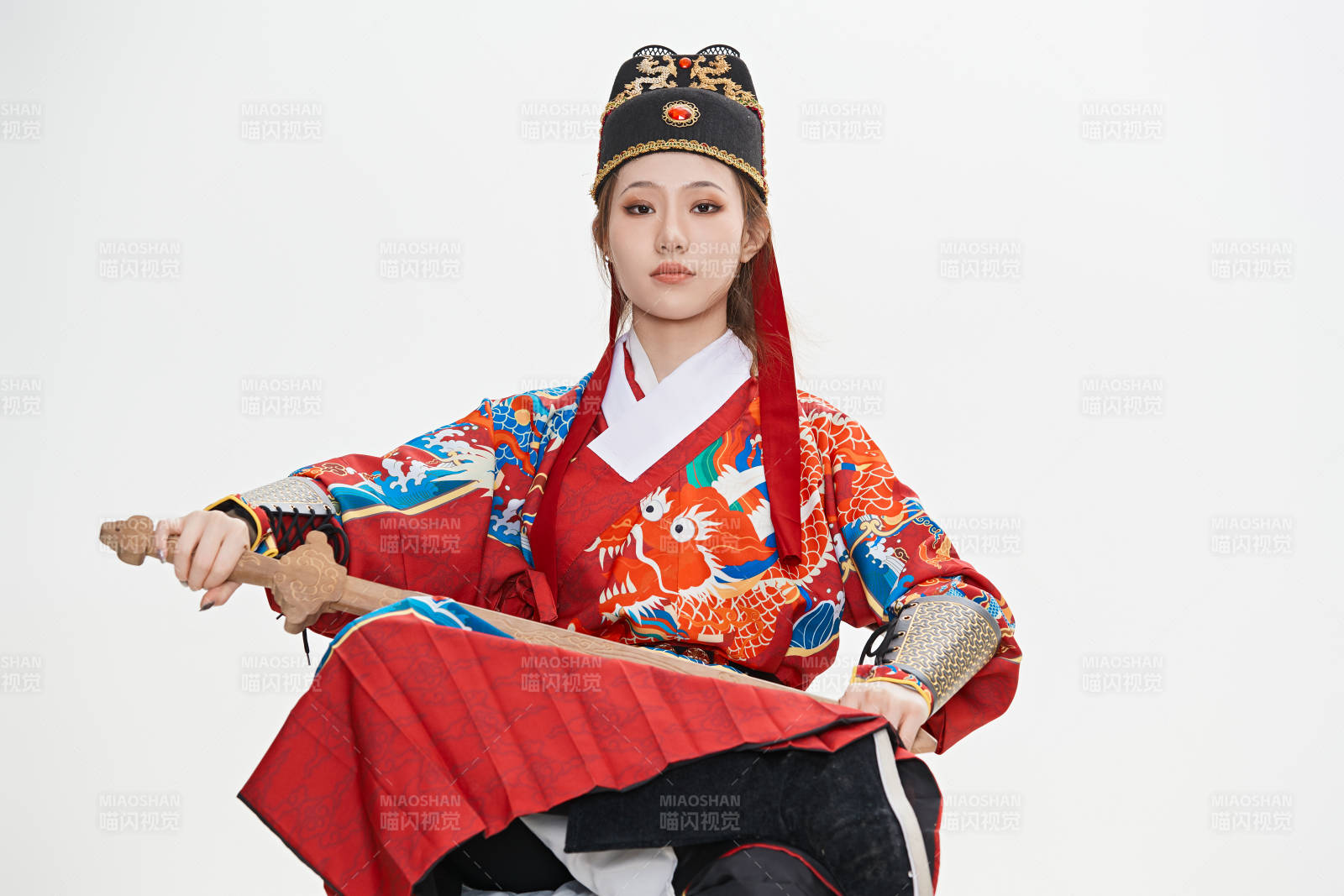 身穿明朝飛魚服英氣十足的亞洲美女