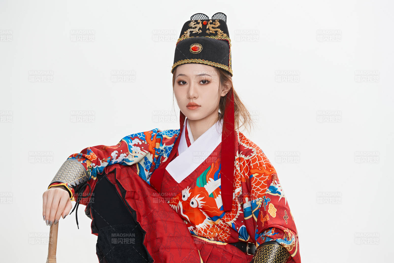 身穿明朝飛魚服英氣十足的亞洲美女