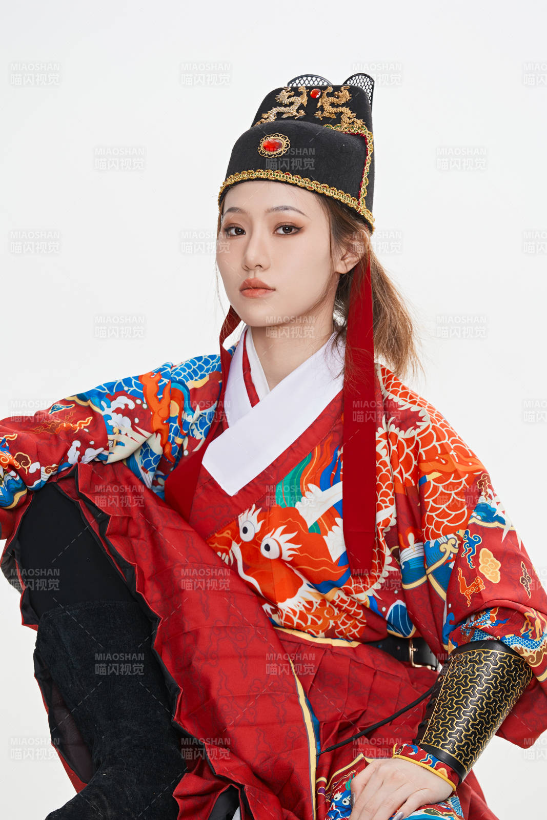 身穿明朝飛魚服英氣十足的亞洲美女