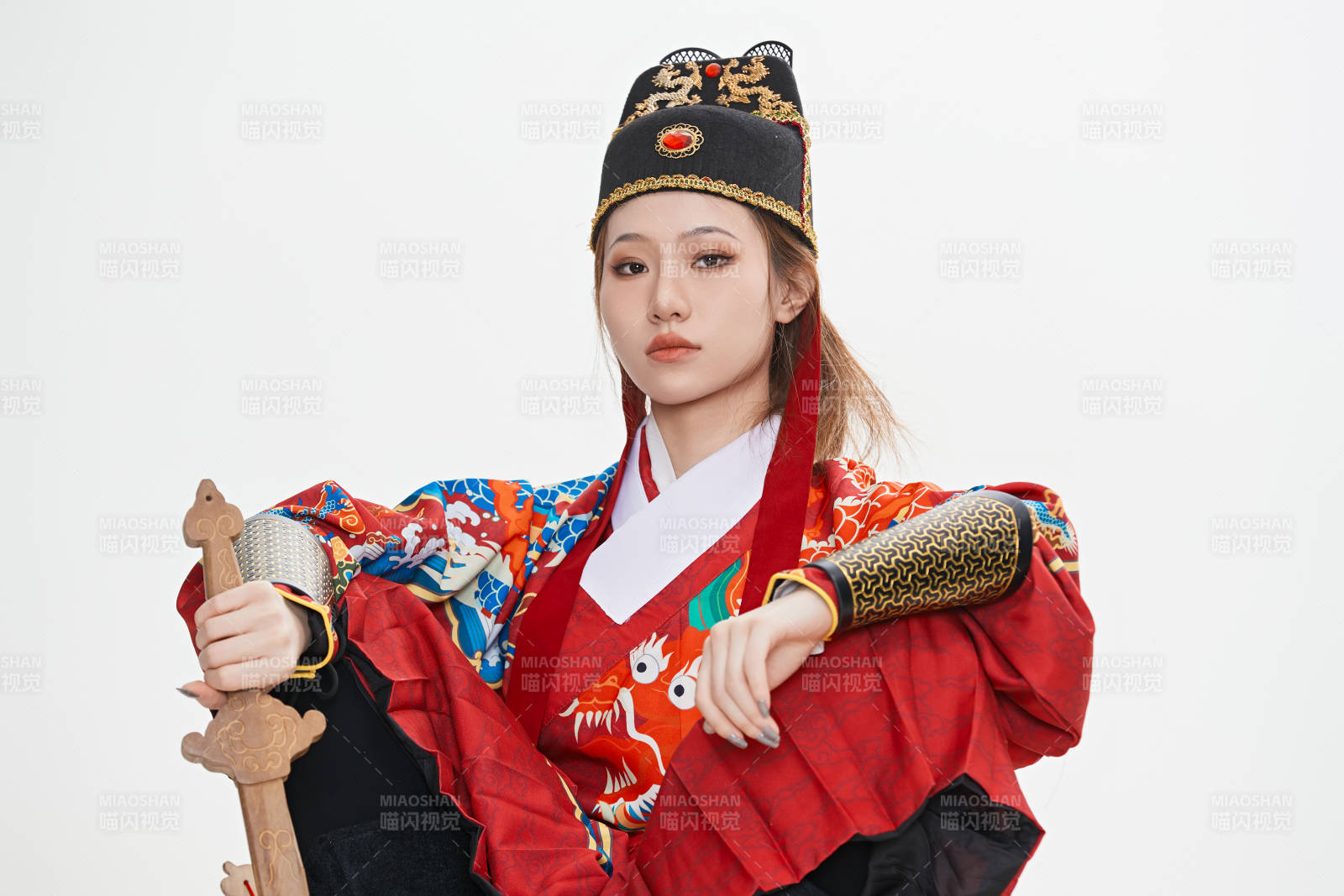 身穿明朝飞鱼服英气十足的亚洲美女