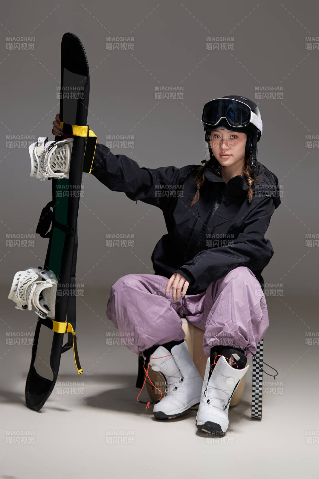 穿戴齊全單板滑雪裝備的亞洲美女