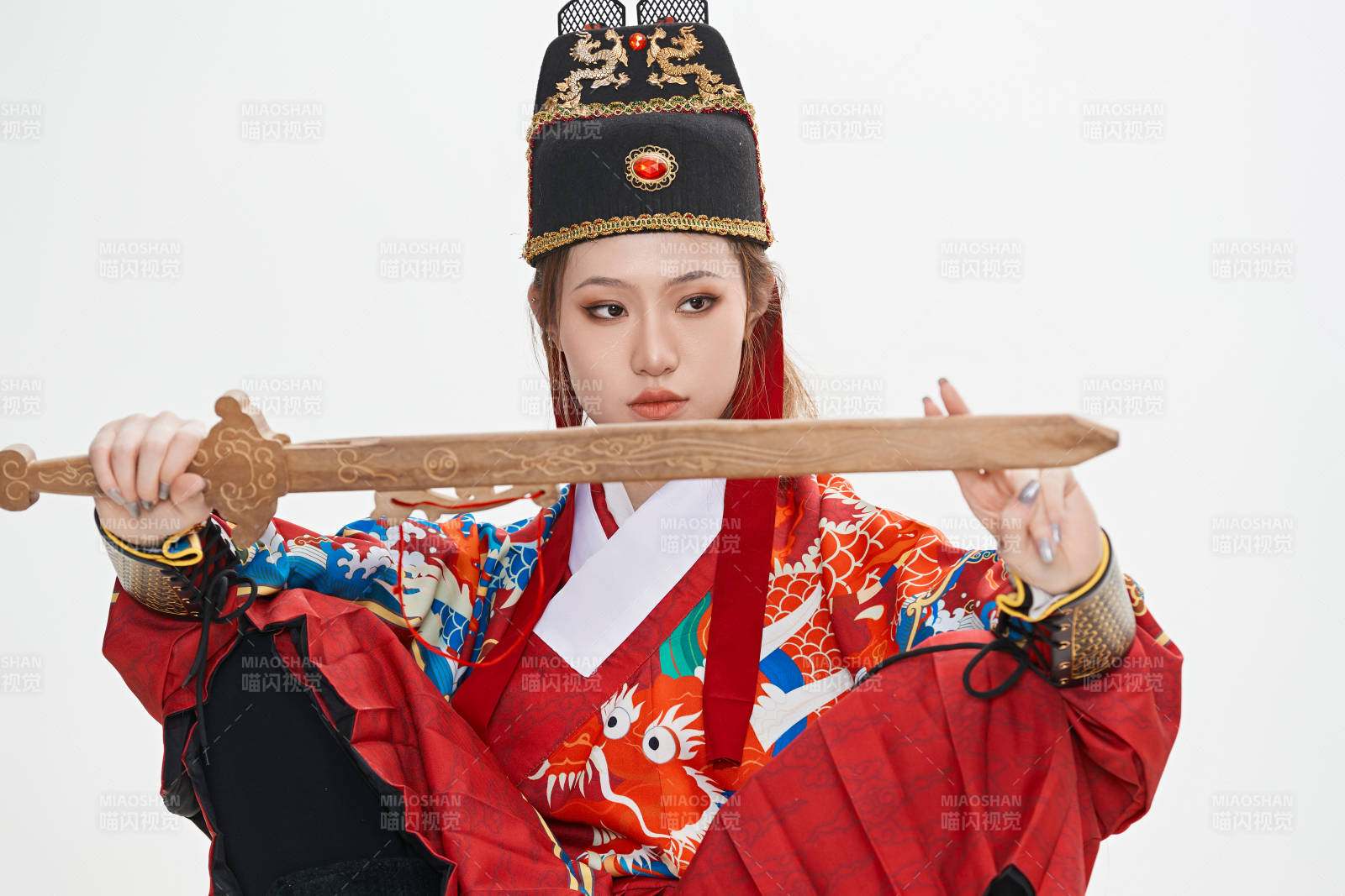 身穿明朝飛魚服英氣十足的亞洲美女