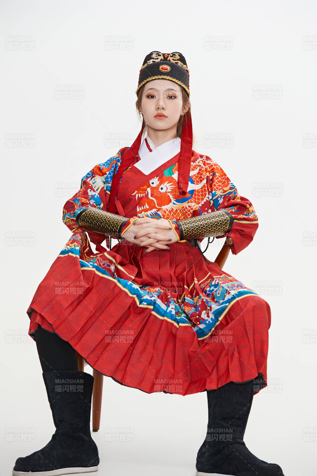 身穿明朝飛魚服英氣十足的亞洲美女